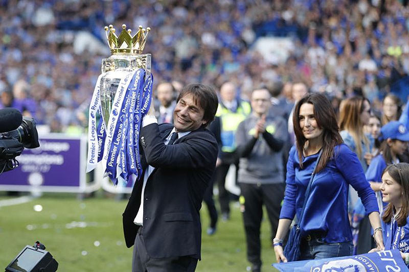 Conte đưa Chelsea vô địch Premier League 2016/17 nhờ sức mạnh của sơ đồ 3-4-3 với cặp hậu vệ cánh năng động