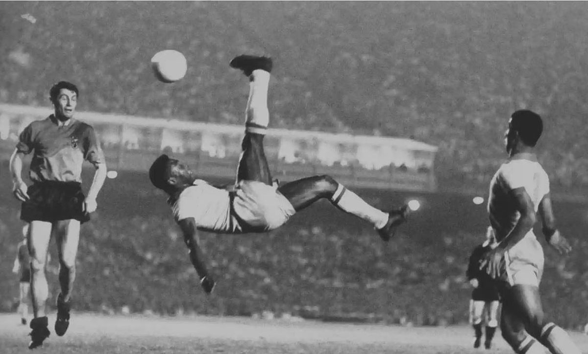 Gordon Banks trong trận đấu với Pele