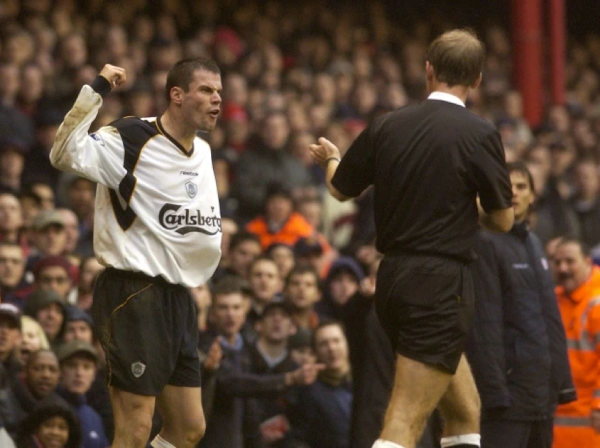 Jamie Carragher giải thích với trọng tài nhưng vẫn bị thẻ đỏ.