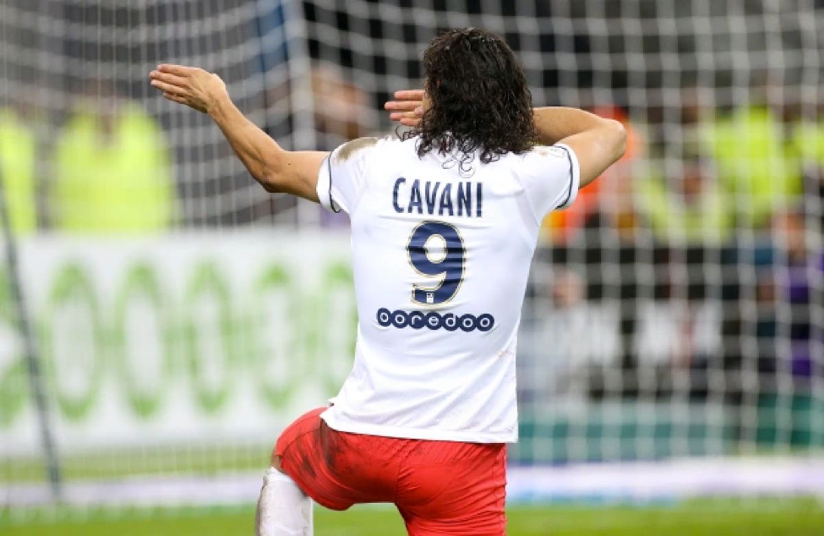 Màn ăn mừng kiểu "súng trường bắn tỉa" của Cavani dẫn đến phải nhận thẻ đỏ.