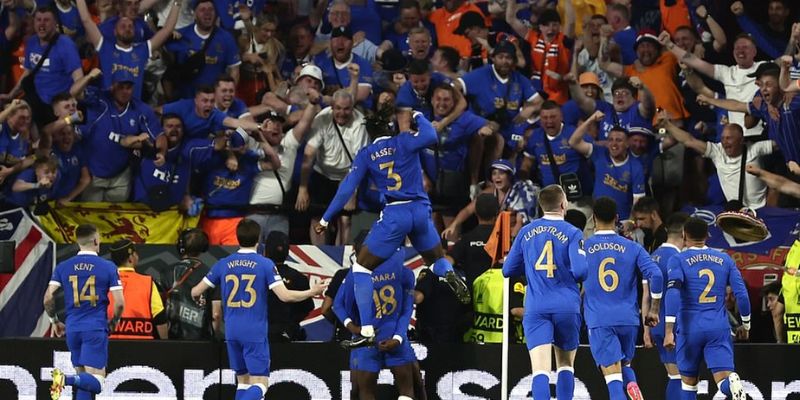 Khoảnh khắc trên sân Ibrox rực lửa, cổ động viên